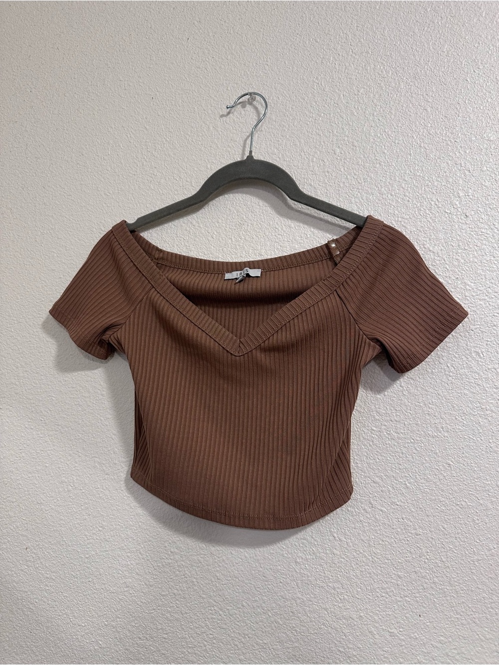 iris Ribbed Off-Shoulder V-Neck Crop Top in Brown